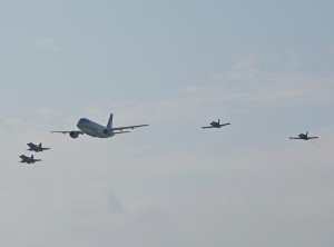 Prezydencki Airbus A319 CJ eskortowany przez myśliwce.jpg