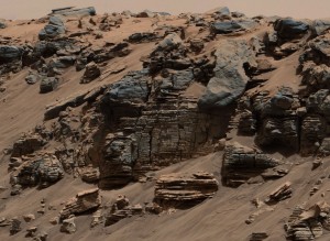 Fotografia wykonana przez instrument Mast Camera znajdujący się na łaziku Curiosity. Wyraźnie widać typowy wzór warstw sedymentacyjnych..jpg