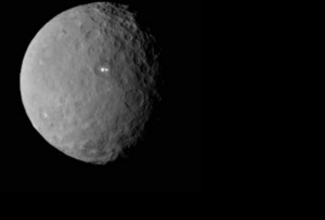 Zaproponowano wyjaśnienie dla dziwnych białych punktów na powierzchni Ceresa.jpg