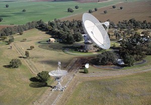 Widok na radioteleskopy w obserwatorium w Parkes, w Australii. Credit.jpg