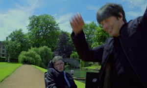 Stephen Hawking potrąca wózkiem Briana Coxa i odjeżdża, śpiewając.jpg