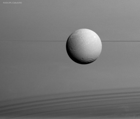 Dione, pierścienie, cienie, Saturn.jpg