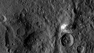 Wysoka na 6 kilometrów stożkowata góra na południowej półkuli Ceres.jpg