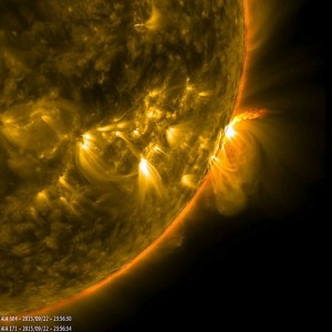 Na zdjęciu widzimy aktywny obszar Słońca oraz koronalny wyrzut masy.jpg