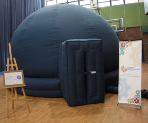 Mobilne planetarium na warszawskiej Białołęce.jpg