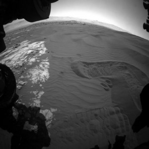 Ślady na piasku, wykonane przez koło łazika Curiosity. W ten sposób podczas zagarniania materiału ramię łazika nie uderzało w ziemię..jpg