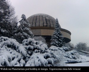 Widok na Planetarium pod kołdrą ze śniegu. Tegoroczna zima lubi wracać.jpg