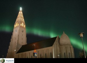 Światła zgasły a stolicę Islandii rozświetliła zorza polarna2.jpg