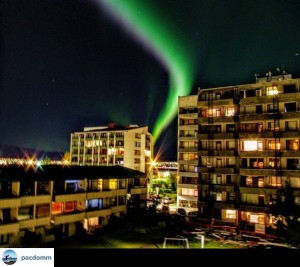 Światła zgasły a stolicę Islandii rozświetliła zorza polarna.jpg