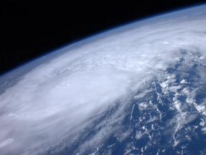 Huragan Irene nad Atlantykiem z ISS.png